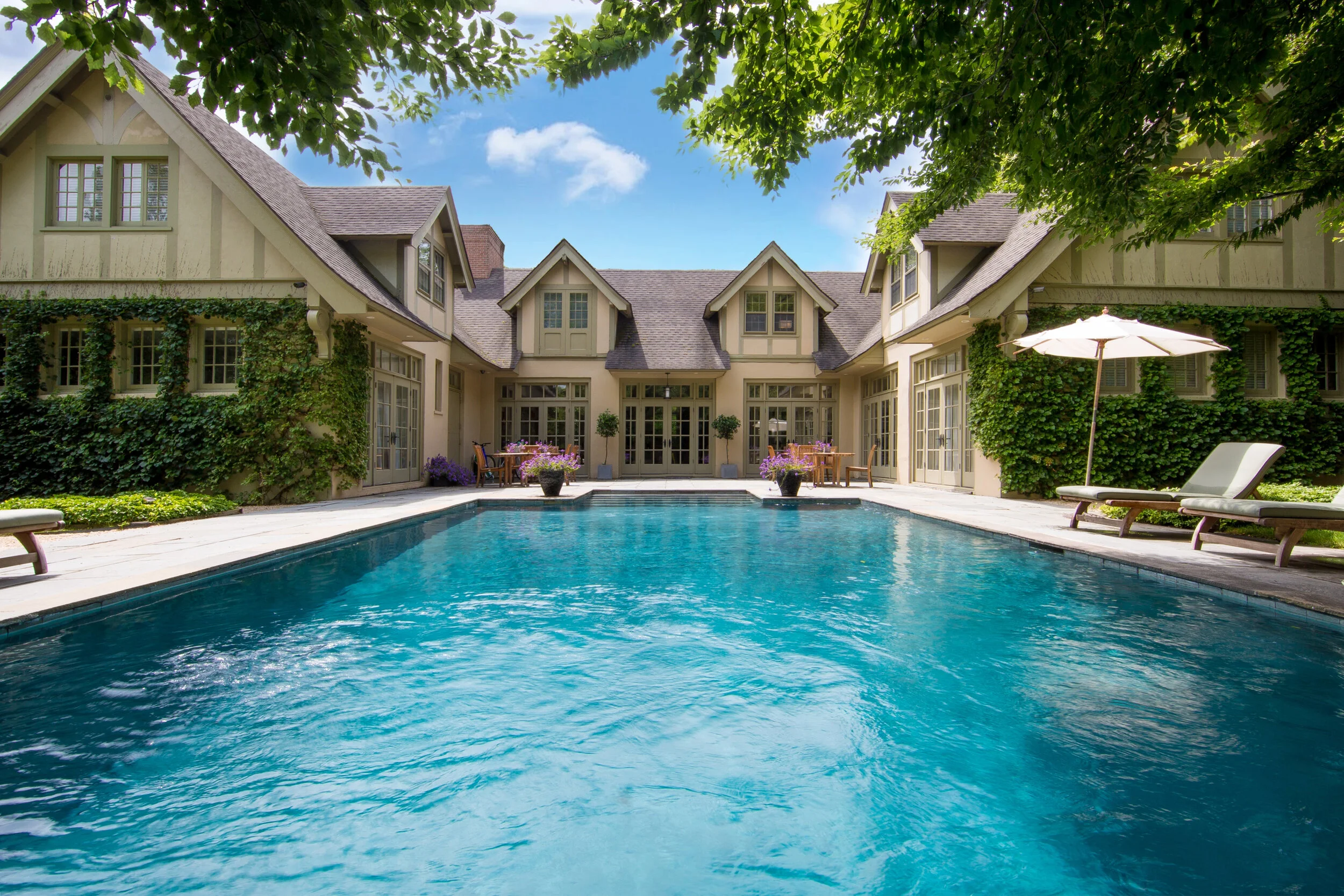 https://www.sperrytentshamptons.com/wp-content/uploads/2026/07/BakerCarriageHouse.webp