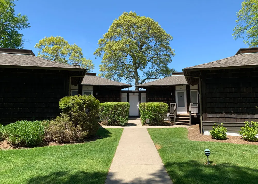 https://www.sperrytentshamptons.com/wp-content/uploads/2026/07/DHI-2022_Property-01_Accommodations.webp